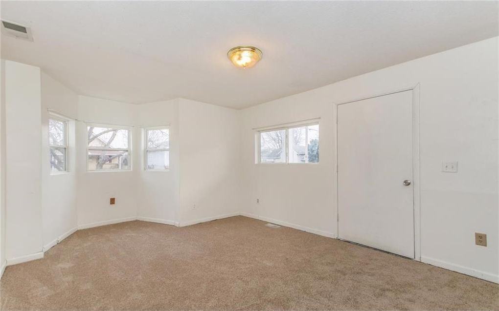 1334 McCormick St - Photo 2 of 9