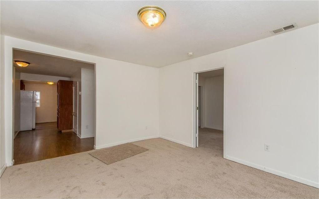 1334 McCormick St - Photo 3 of 9