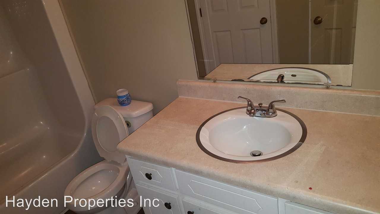 410 Hawthorne St - Photo 3 of 8