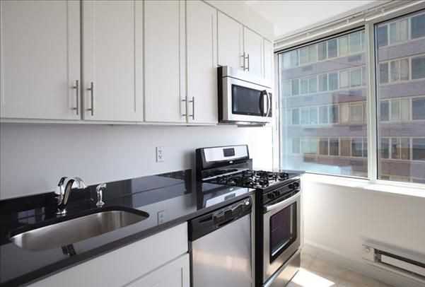 160 Riverside Blvd #16I - Photo 2 of 13