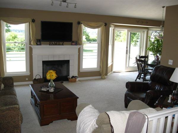 15716 Riverside Dr - Photo 2 of 9