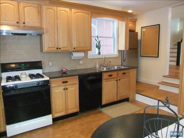 318 Maolis Ave - Photo 2 of 10