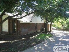 828 Woodridge Dr - Photo 2 of 13