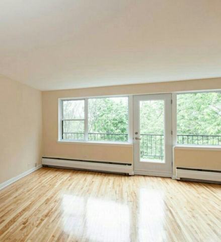 5725 Chemin de la CôteSaintLuc, Hampstead, QC H3X 2E6 2 Bedroom