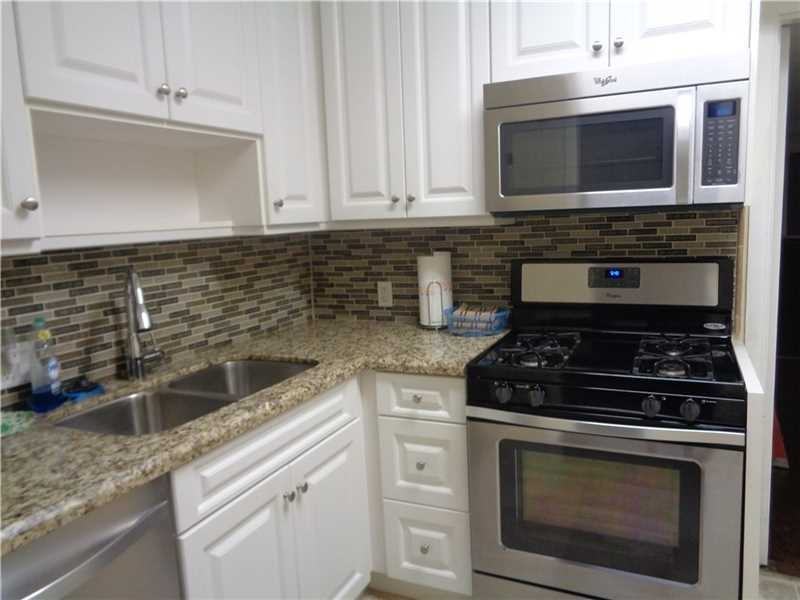 308 SW 10th St - Photo 3 of 8