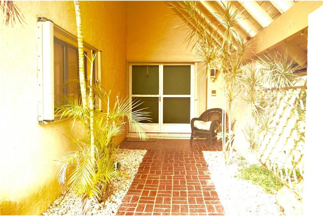 925 NE 207th Terrace - Photo 2 of 8