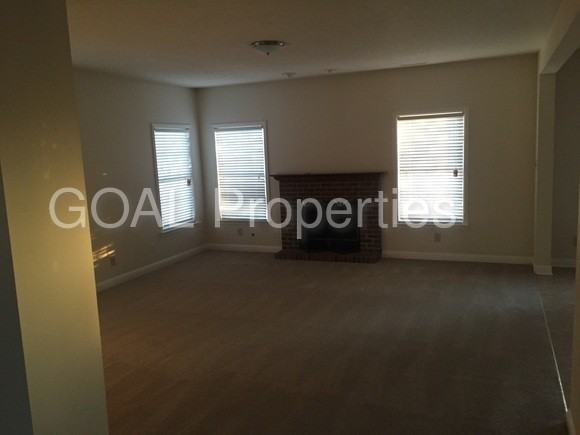 915 Brookstone Dr - Photo 2 of 17