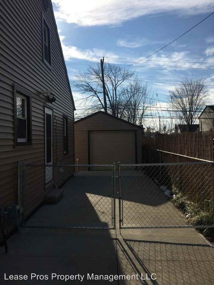 22412 Hanson Ct - Photo 2 of 9