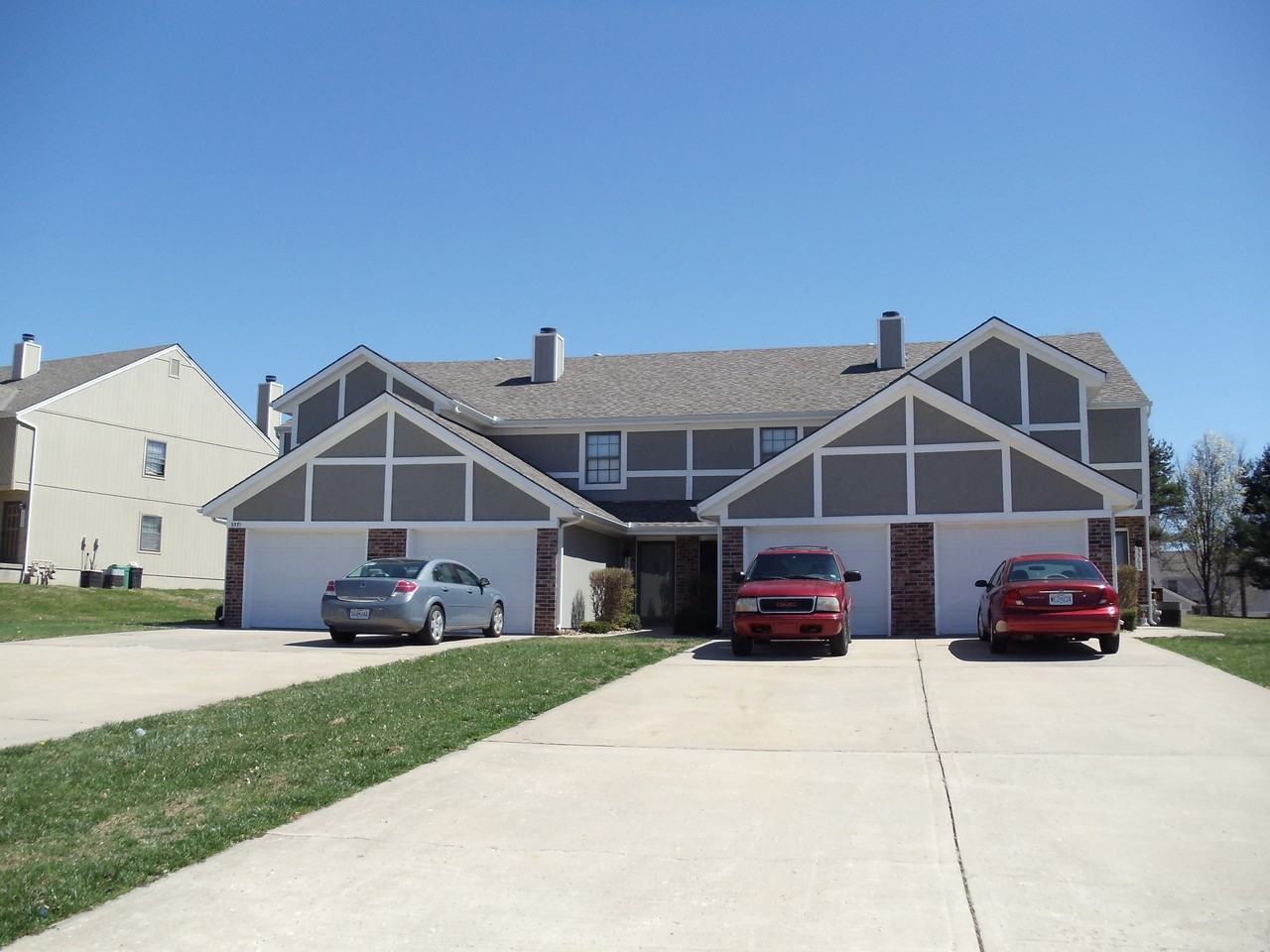 3579 NE Independence Ave - Photo 2 of 8