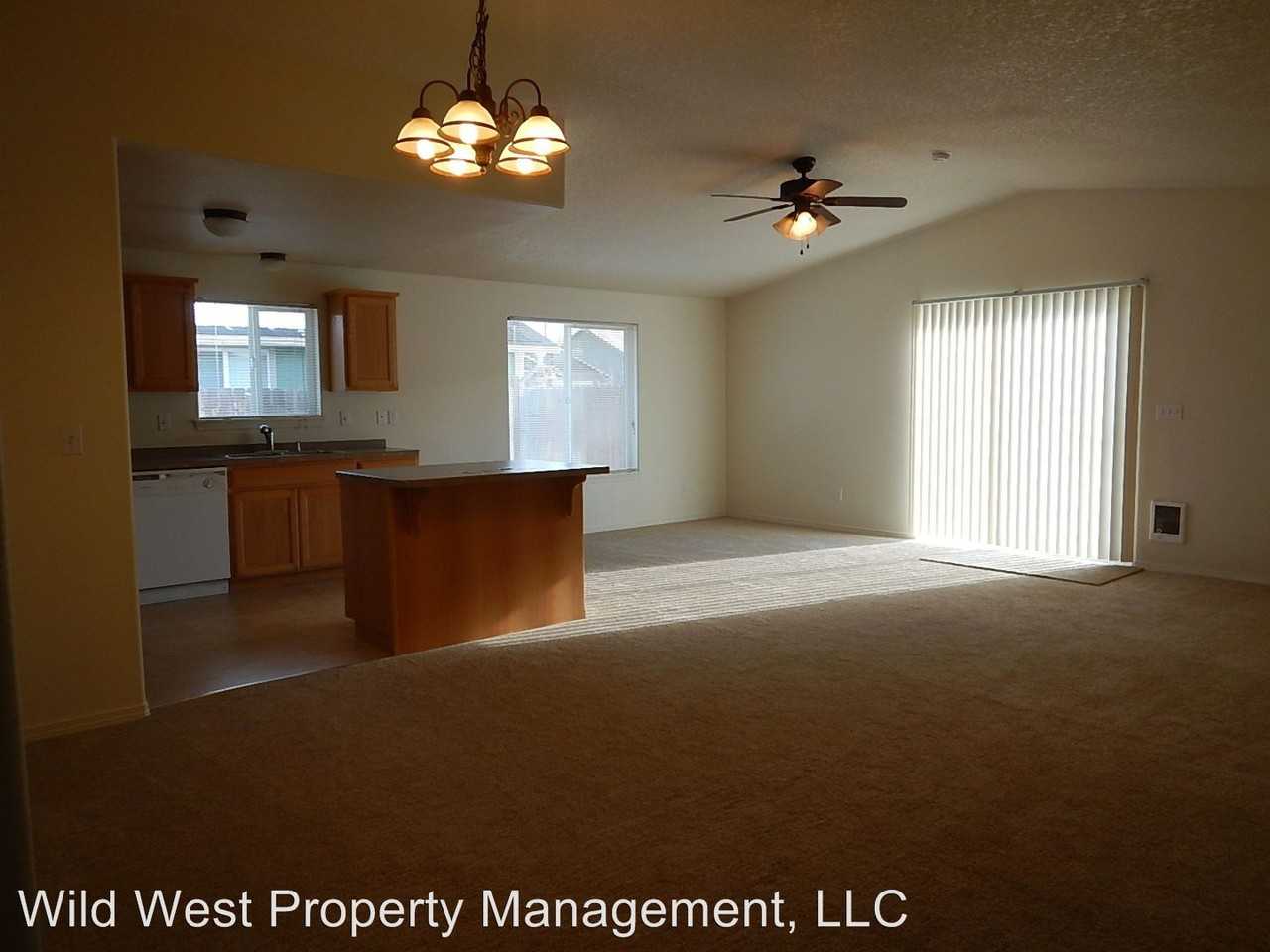 2187 NE Wolverine Loop - Photo 3 of 12