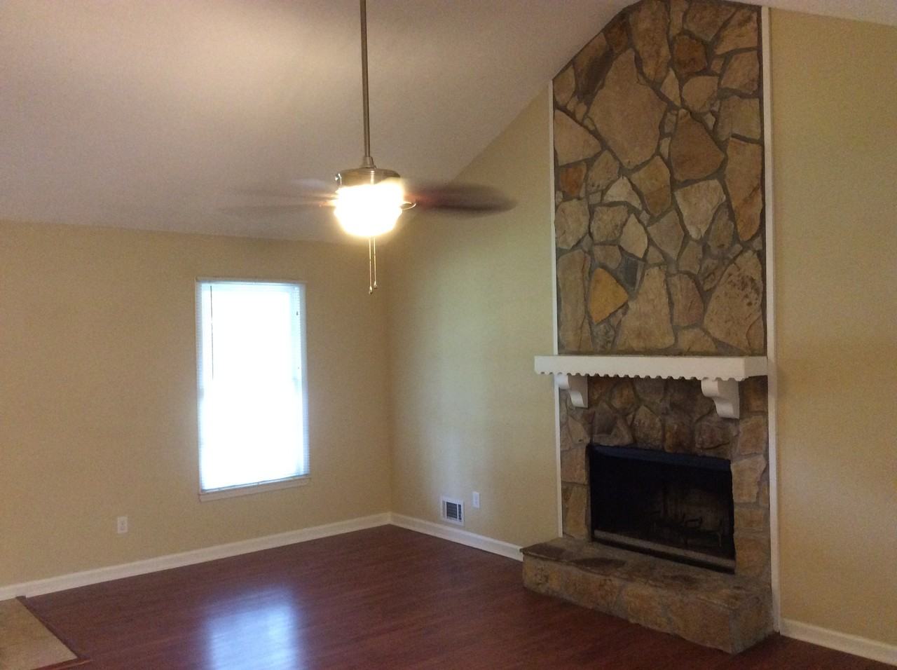 140 Pine Tree Ln - Photo 3 of 10