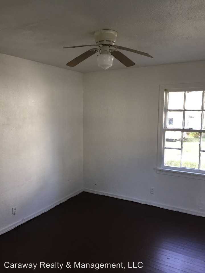 2734 Lakehurst Ave - Photo 2 of 5