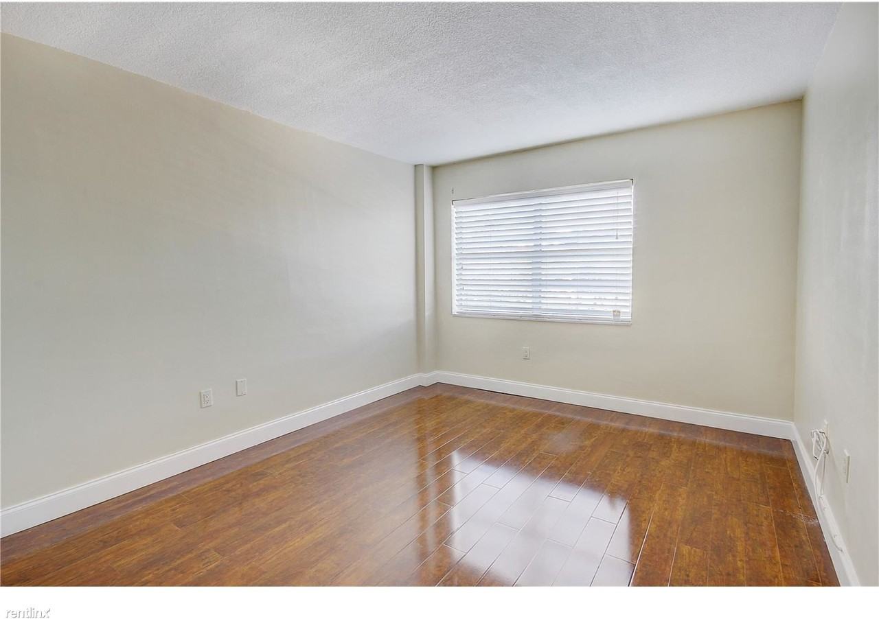 1130 11th St - Photo 2 of 11