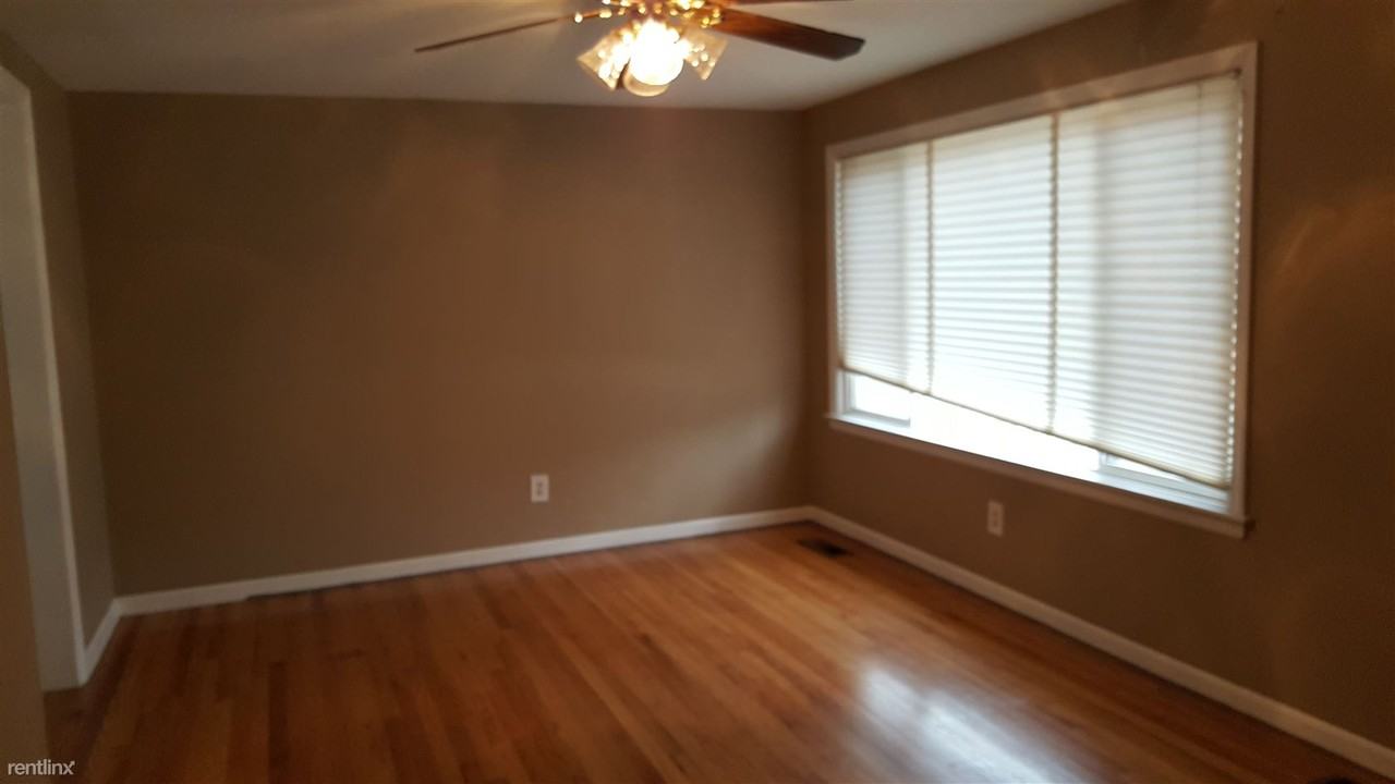 7516 W 66th St - Photo 2 of 10