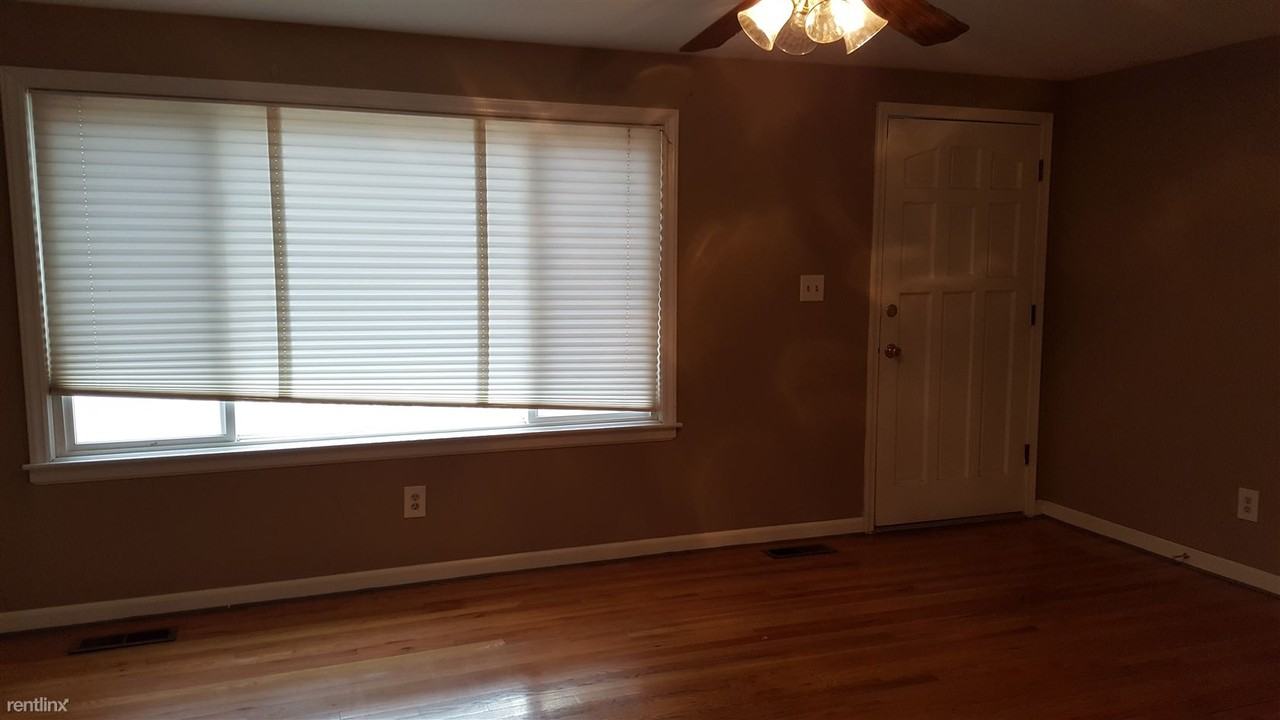 7516 W 66th St - Photo 3 of 10