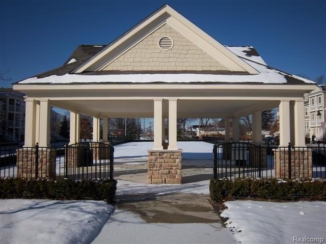 1085 Foxboro - Photo 2 of 10