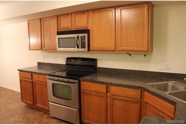 1085 Foxboro - Photo 3 of 10