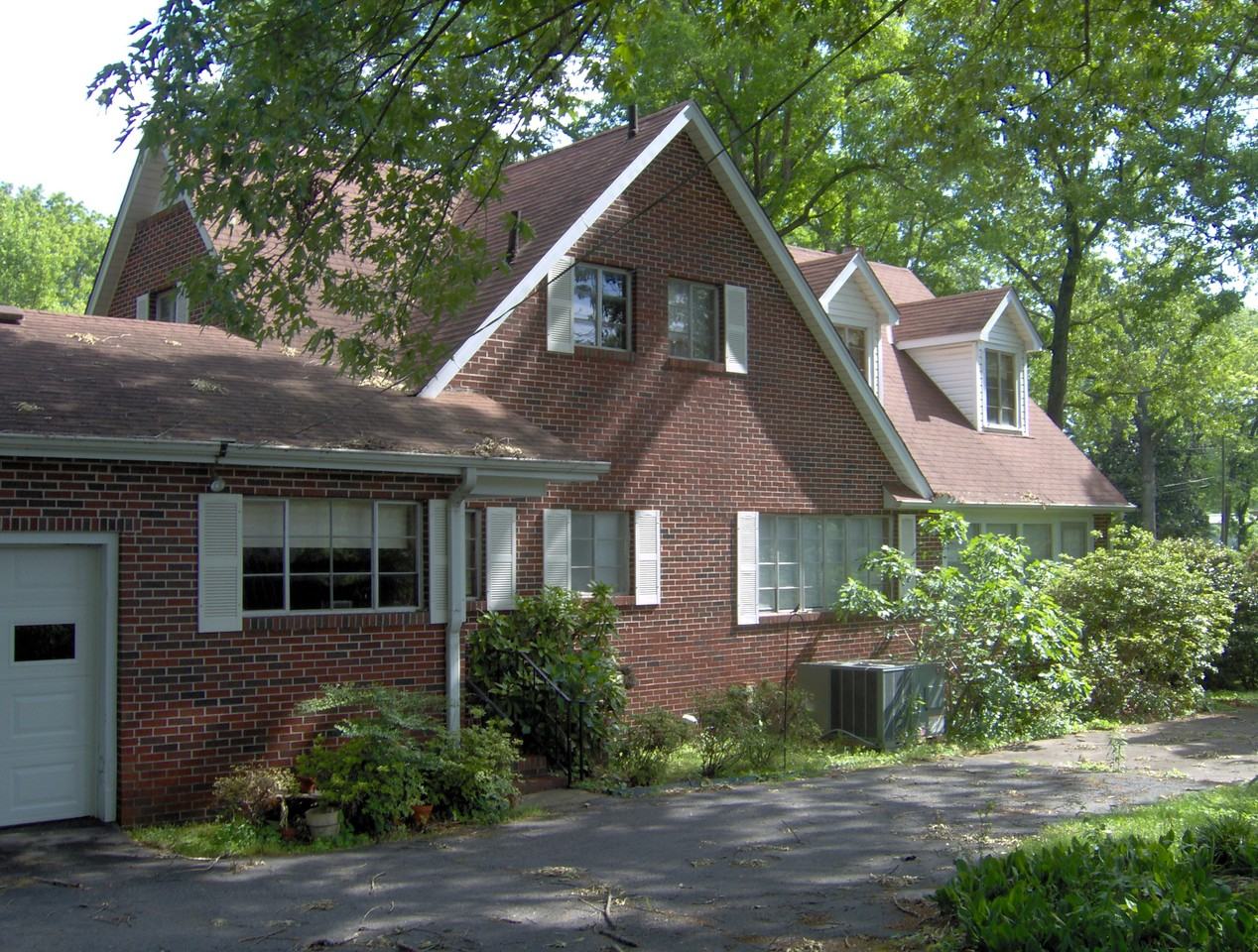 210 Oakland Ave - Photo 2 of 24