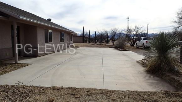 2090 N Willow Ave - Photo 3 of 29