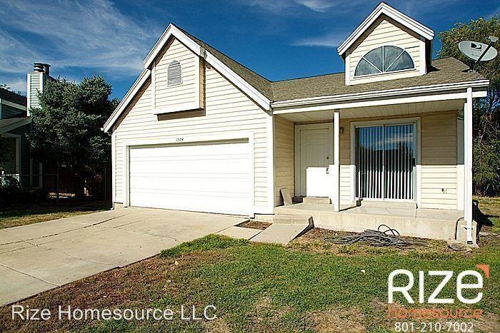 1574 N Baroness St - Photo 2 of 17