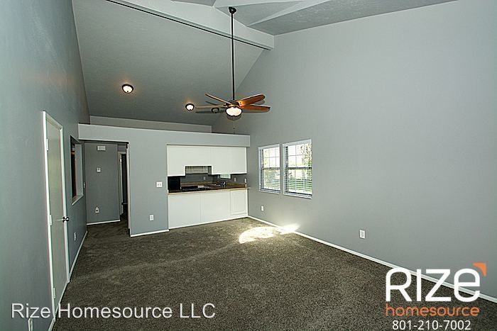 1574 N Baroness St - Photo 3 of 17