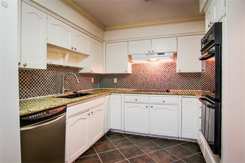 4515 Acacia St - Photo 3 of 32