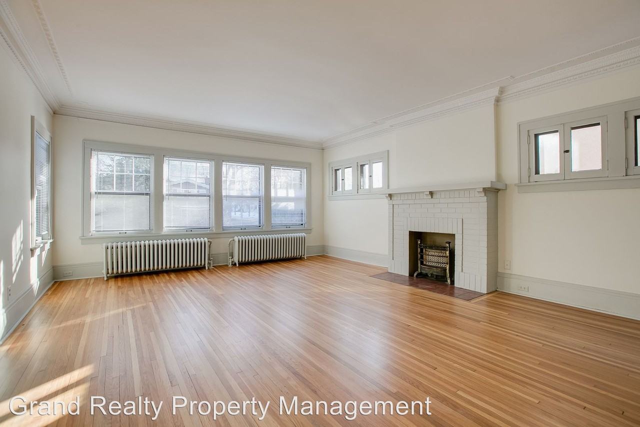 151 Lexington Pkwy S - Photo 3 of 29