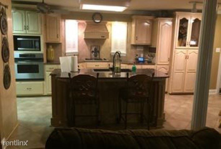 1170 Desoto Dr - Photo 2 of 11