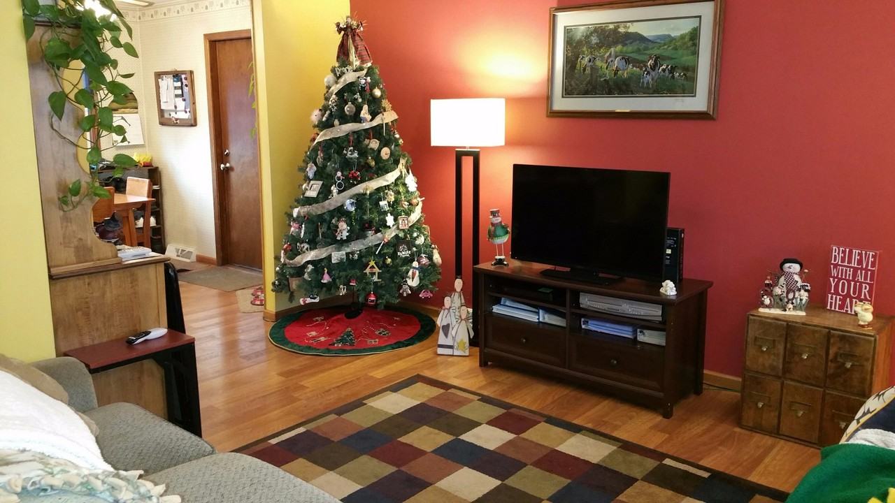 587 Summit St - Photo 2 of 5