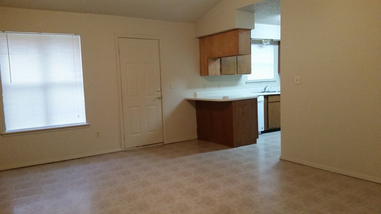 702 Clay Ave - Photo 3 of 10