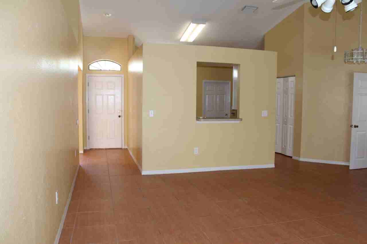 11305 Georgetown Cir - Photo 3 of 18