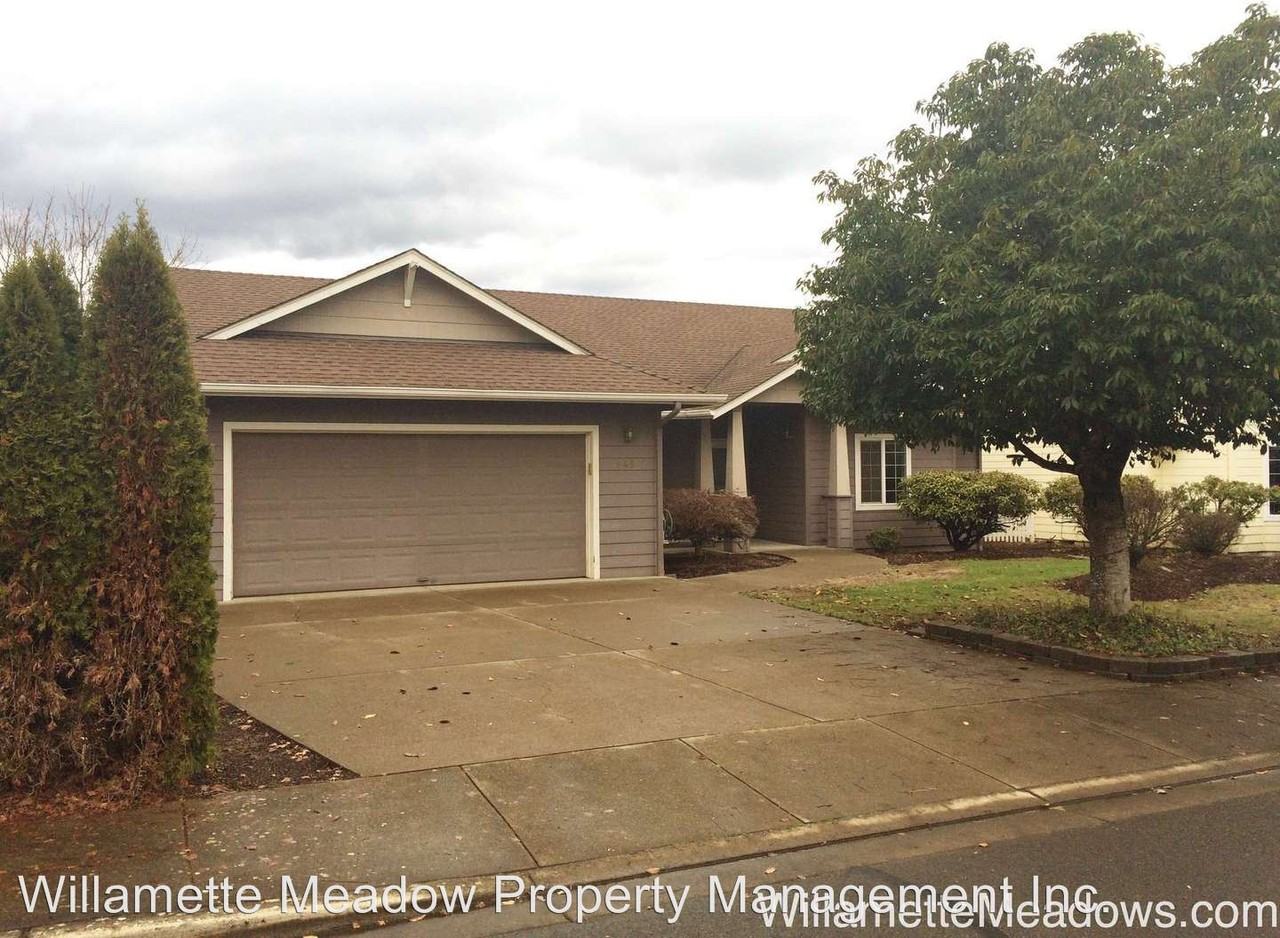 645 Summerview Dr - Photo 3 of 31