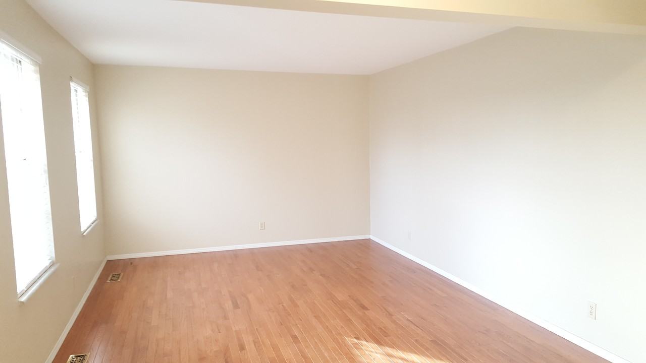 909 Queensbridge Rd - Photo 2 of 14