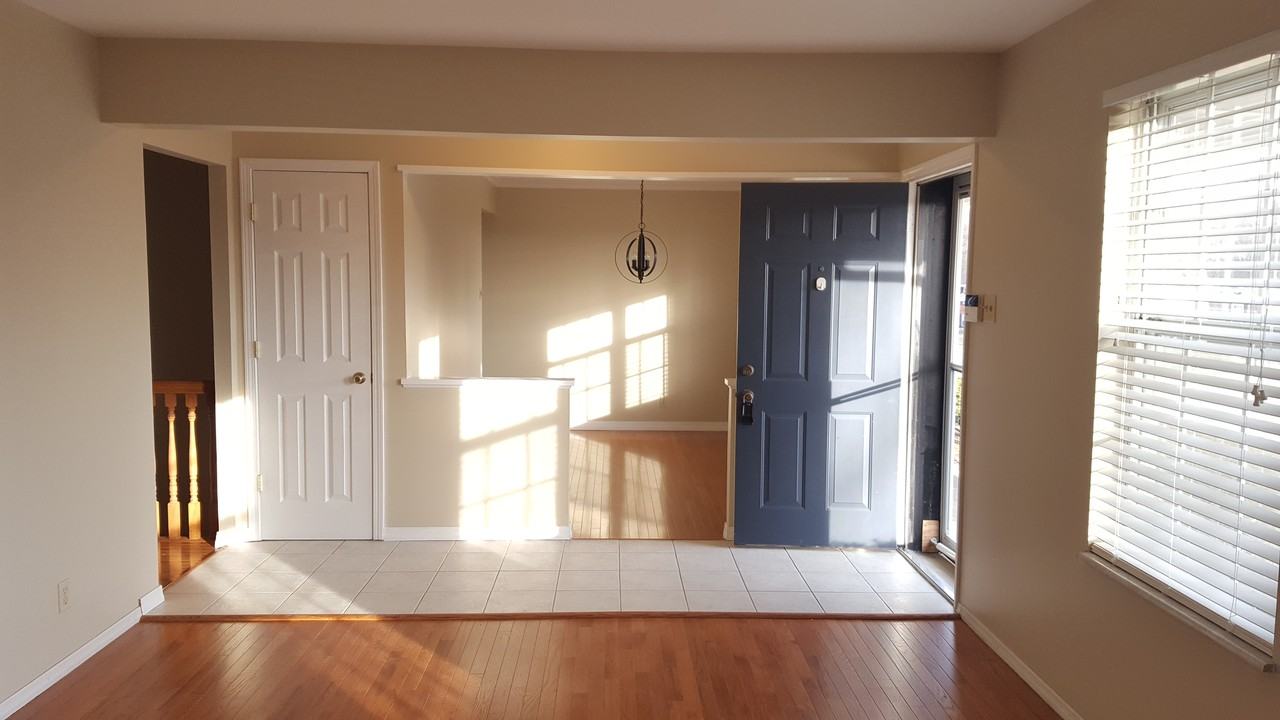 909 Queensbridge Rd - Photo 3 of 14