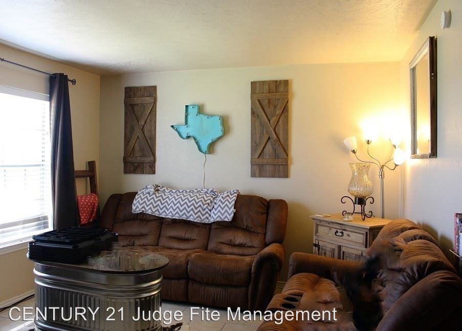 102 Oaklawn - Photo 3 of 10