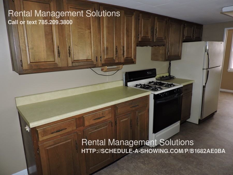 525 NE Arter Ave - Photo 2 of 11