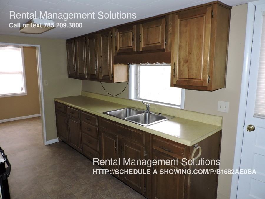 525 NE Arter Ave - Photo 3 of 11