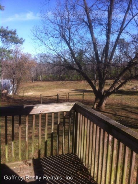 121 Harrison Dr - Photo 2 of 7