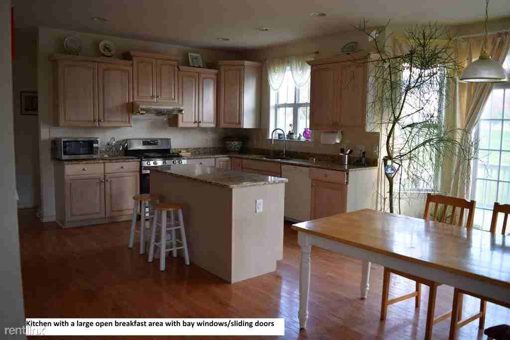 4 Colonial Ct - Photo 2 of 23