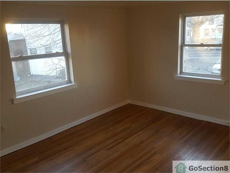 5820 N Mascher St - Photo 2 of 5