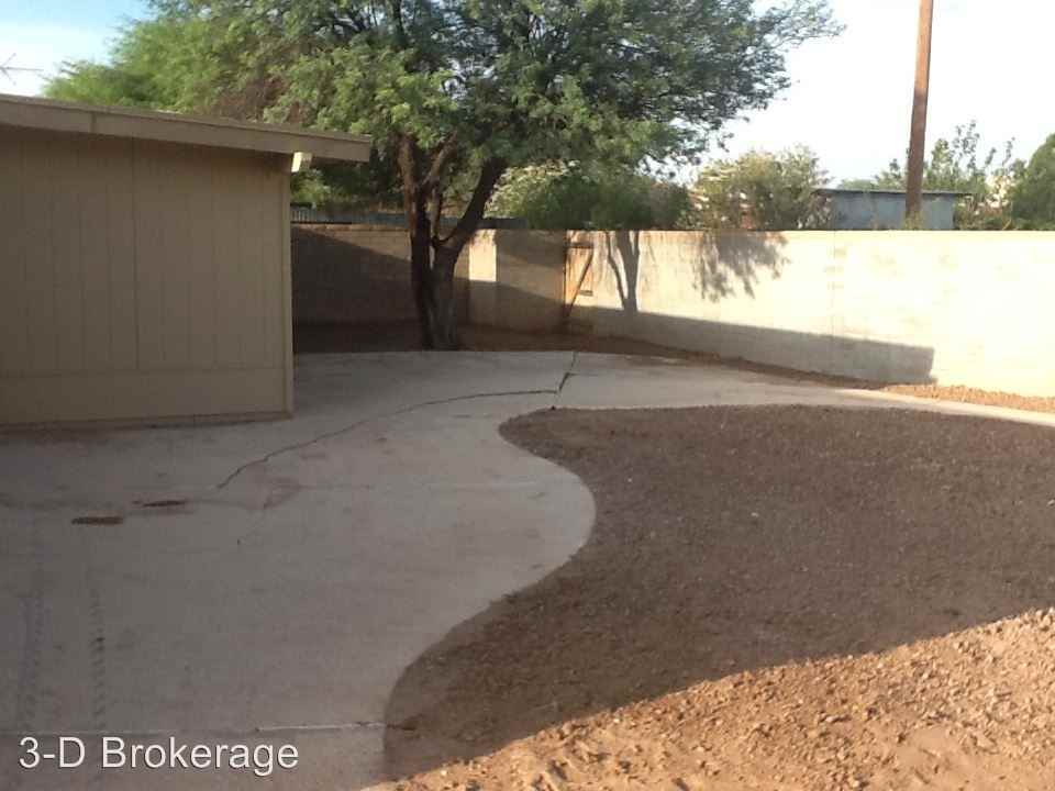 4542 S Dogwood Ave - Photo 3 of 15