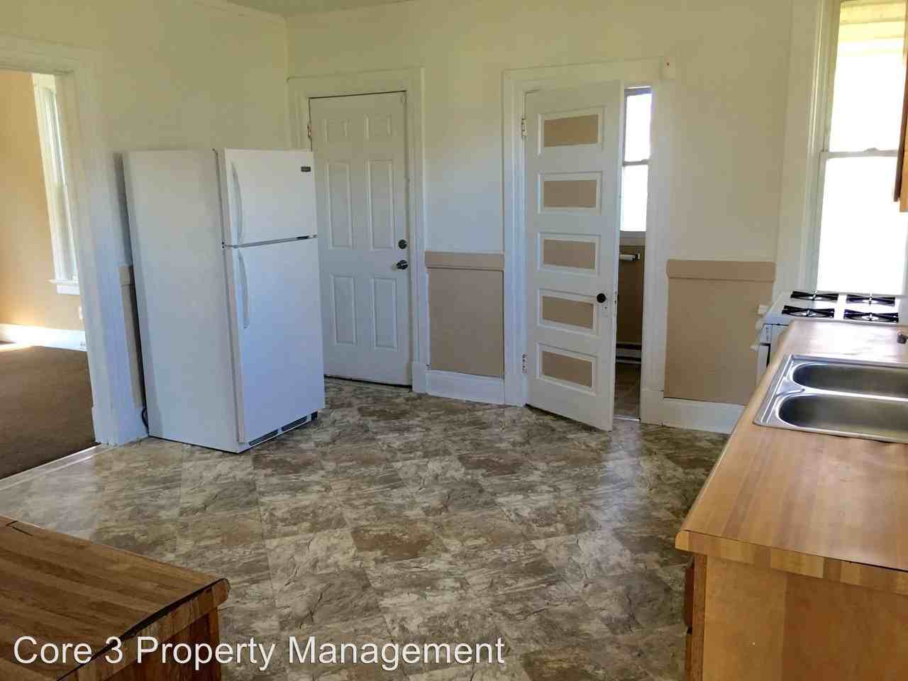 1009 10th St - Photo 3 of 4