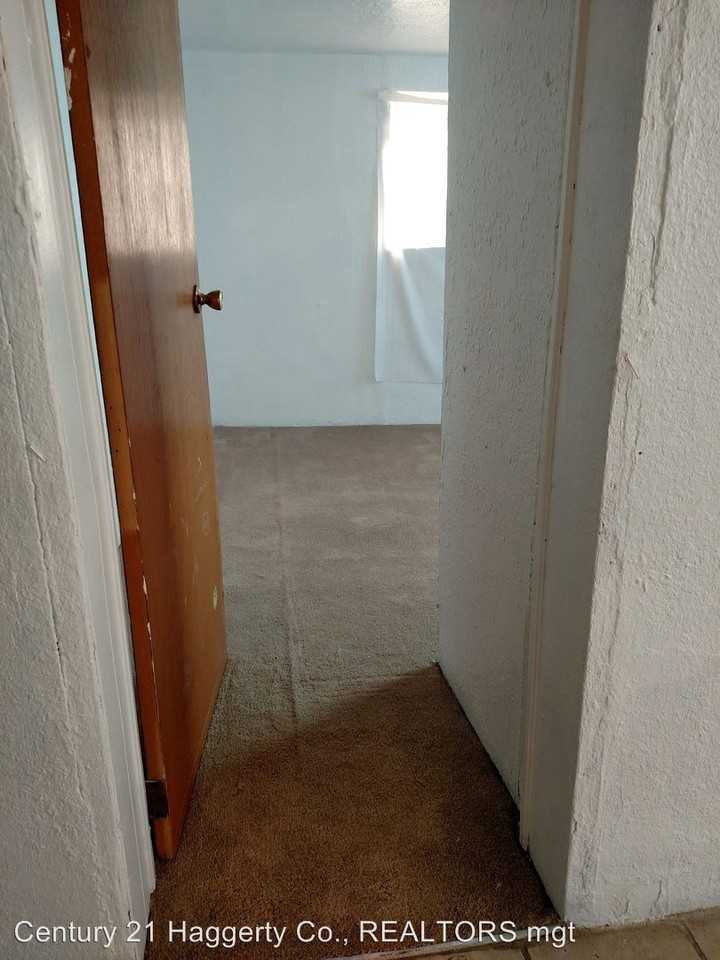 604 N 1st St - Photo 3 of 9