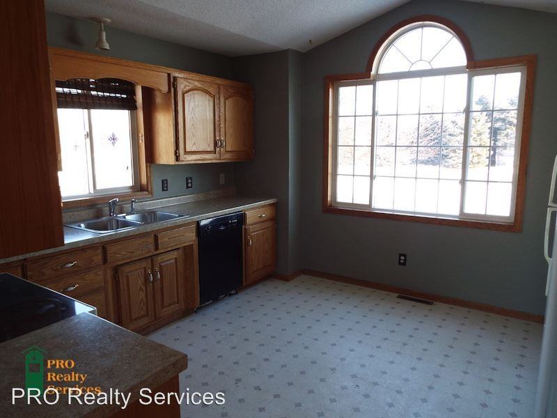 26190 Goodview Ave - Photo 2 of 22