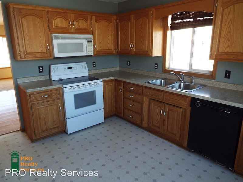 26190 Goodview Ave - Photo 3 of 22