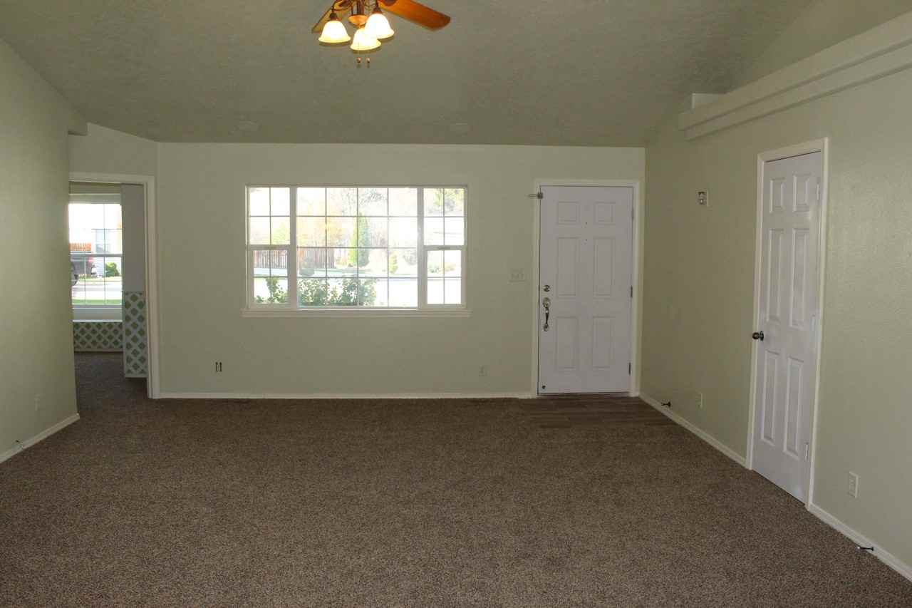 1352 Winter Ln - Photo 2 of 7