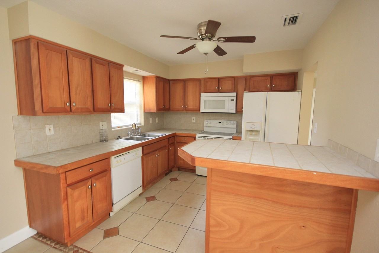 4715 W Oakellar Ave - Photo 2 of 16