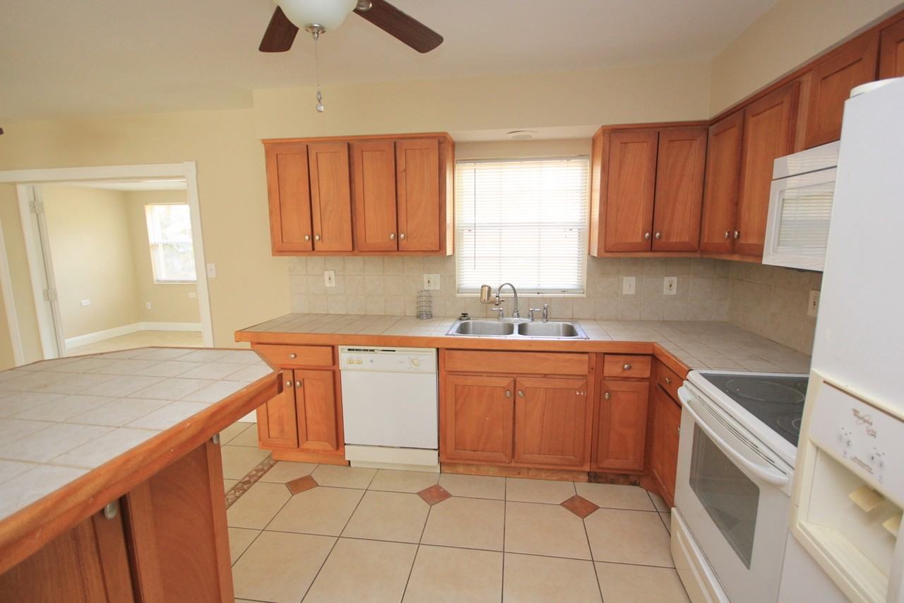 4715 W Oakellar Ave - Photo 3 of 16