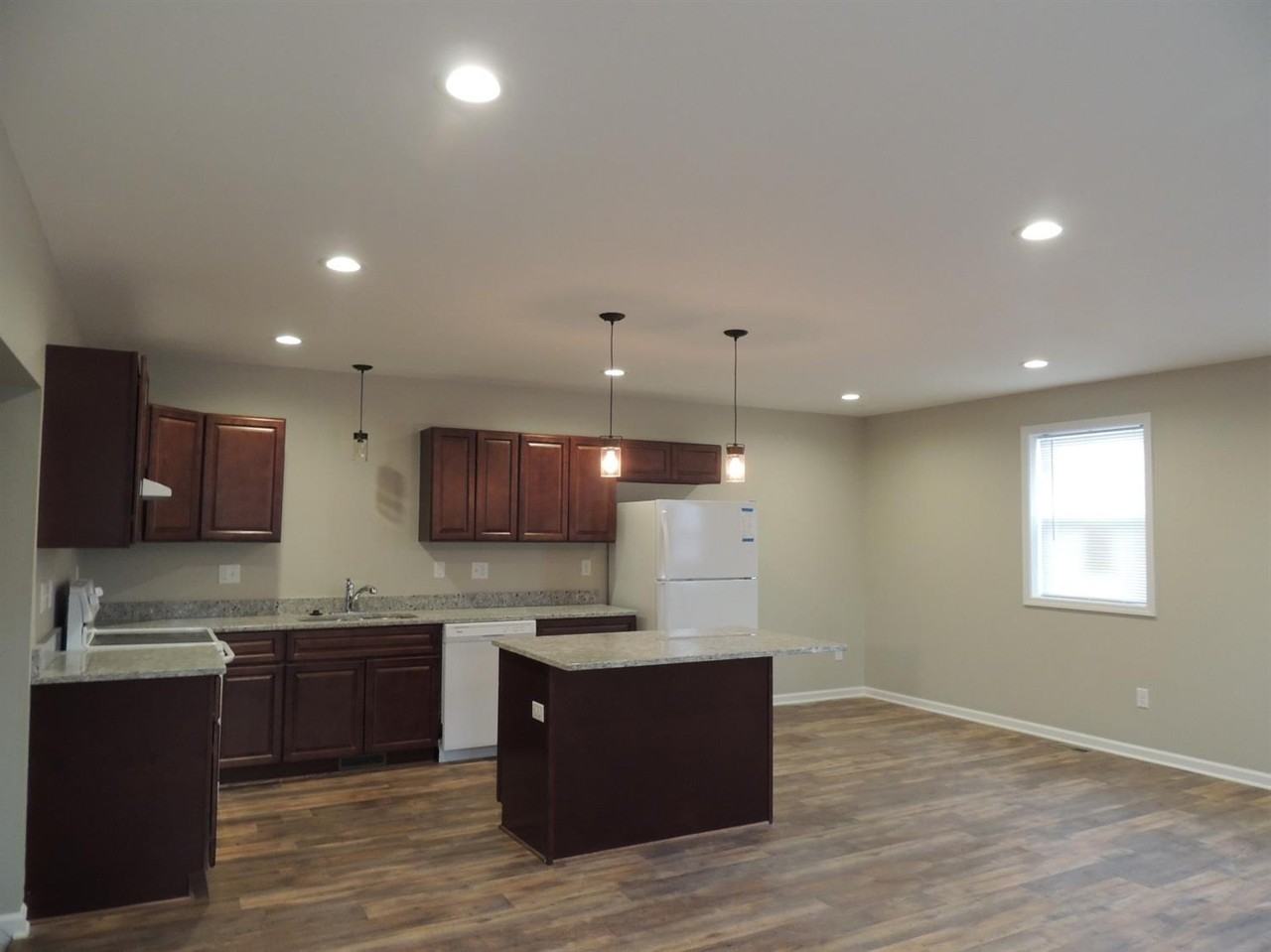 570 Wabash St - Photo 2 of 15