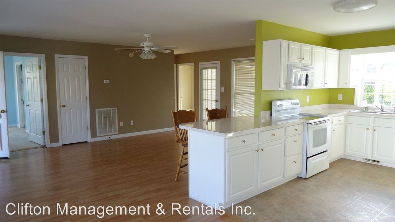 320 Country Club Ln - Photo 3 of 8